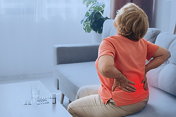 Akútna bolesť bedrovej chrbtice – „prvú pomoc“ poskytnú lieky proti bolesti