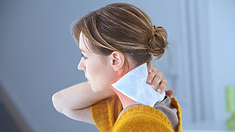 Čo pomáha na bolesť krčnej chrbtice: teplý obklad je možné opakovať niekoľkokrát denne