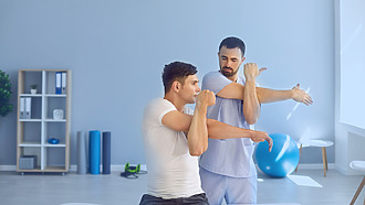 Pravidelné cvičenie môže byť jedným zo spôsobov, ako rozhýbať zamrznuté rameno.