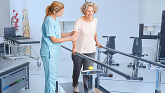 Chôdza na páse prebieha podľa odporúčaní fyzioterapeuta