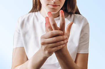 Brnenie prstov môže byť príznakom syndrómu karpálneho tunela