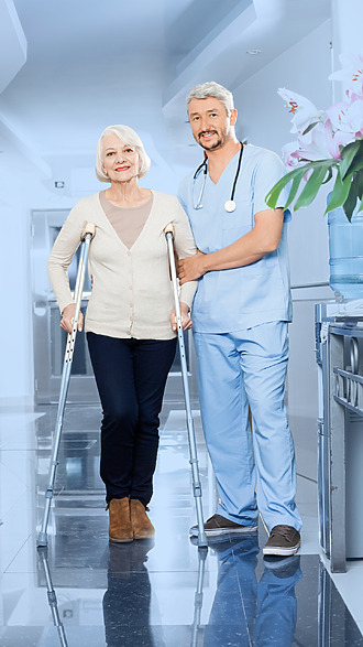 Rehabilitácia po totálnej endoprotéze bedrového kĺbu zahŕňa nácvik chôdze