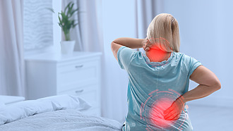 Reumatoidný zápal spôsobuje bolesť chrbta