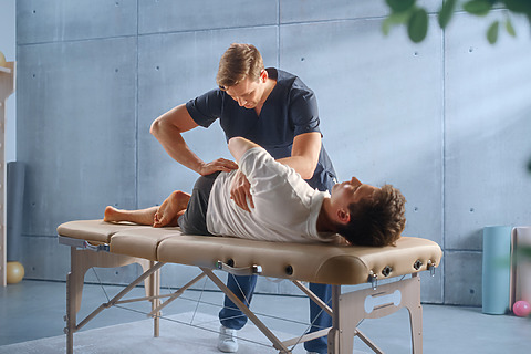 Fyzioterapeut môže pomôcť s naťahovaním svalov a chrbtice