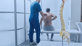 Vyšetrenie u lekára a snímok chrbtice
