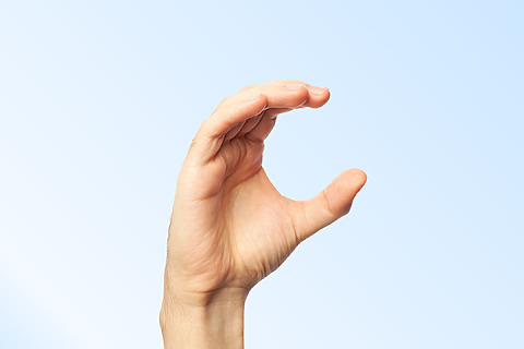 Príklad cvičenia ruky pri zápale kĺbov – tvarovanie prstov do tvaru písmena C