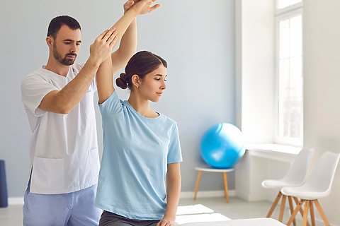 Fyzioterapeut vám môže pomôcť zostaviť cvičebný plán na zlepšenie rozsahu pohybu a posilnenie svalov.